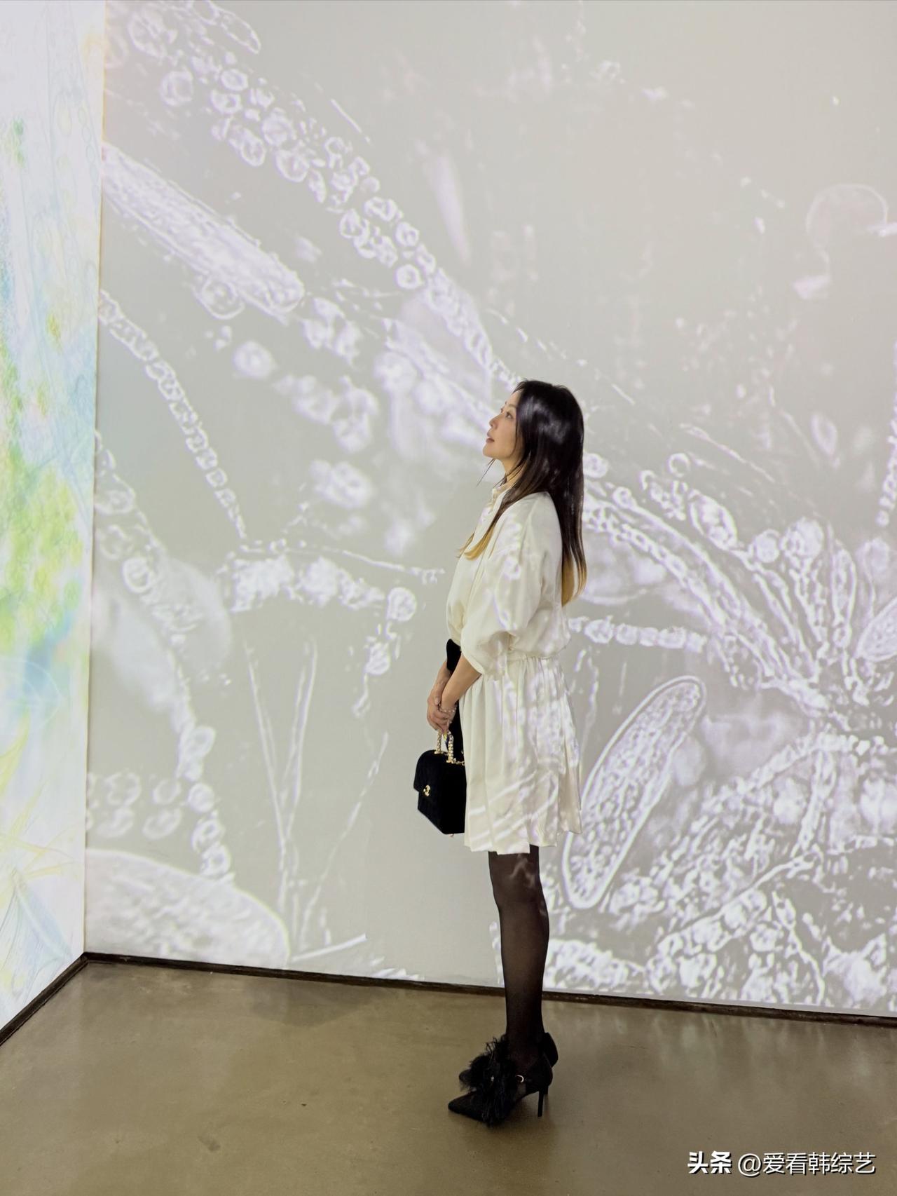 近日，演员金喜善在Instagram上传了多照片。照片中，金喜善参观展览的场景。