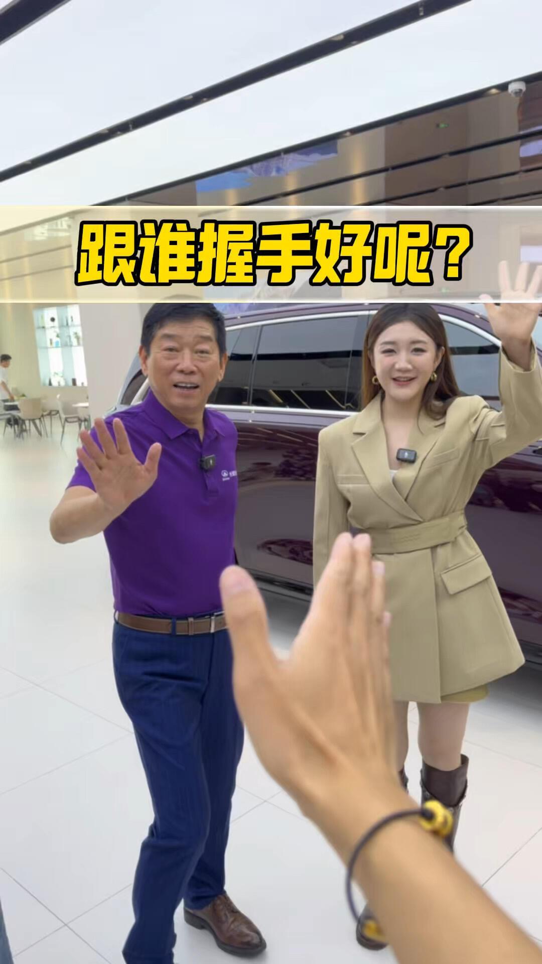 先和谁握手，魏总和梦姐，肯定都握的紧紧的，陈梦看起来很干练！
这是实力的对决，梦