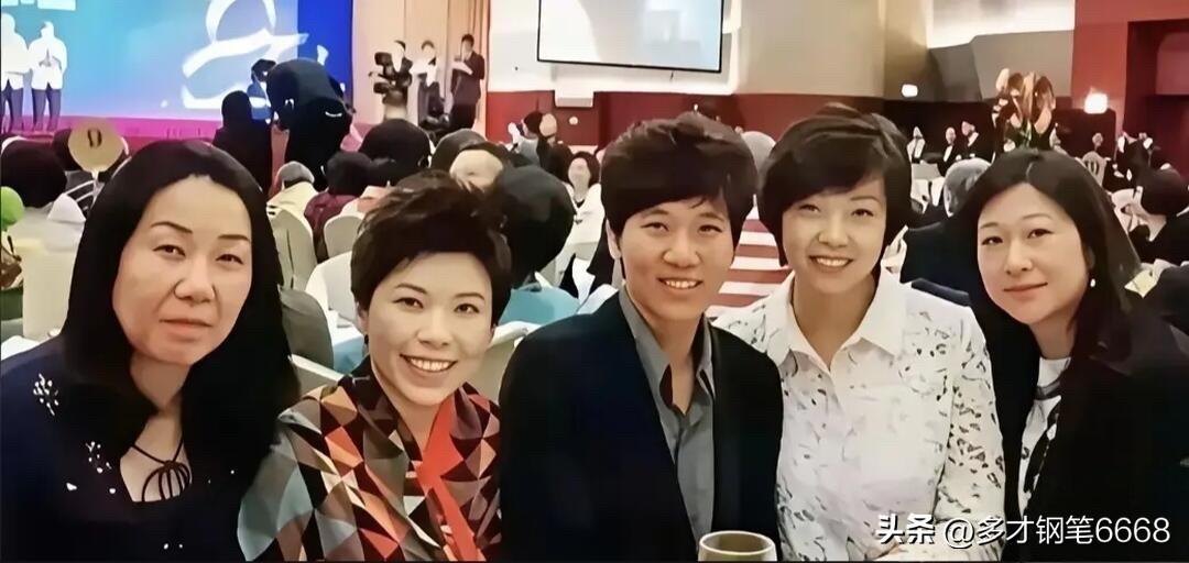 几位运动员难得的合影照片中，张怡宁不是颜值最高的那一位，但她真是最独特，穿着白色