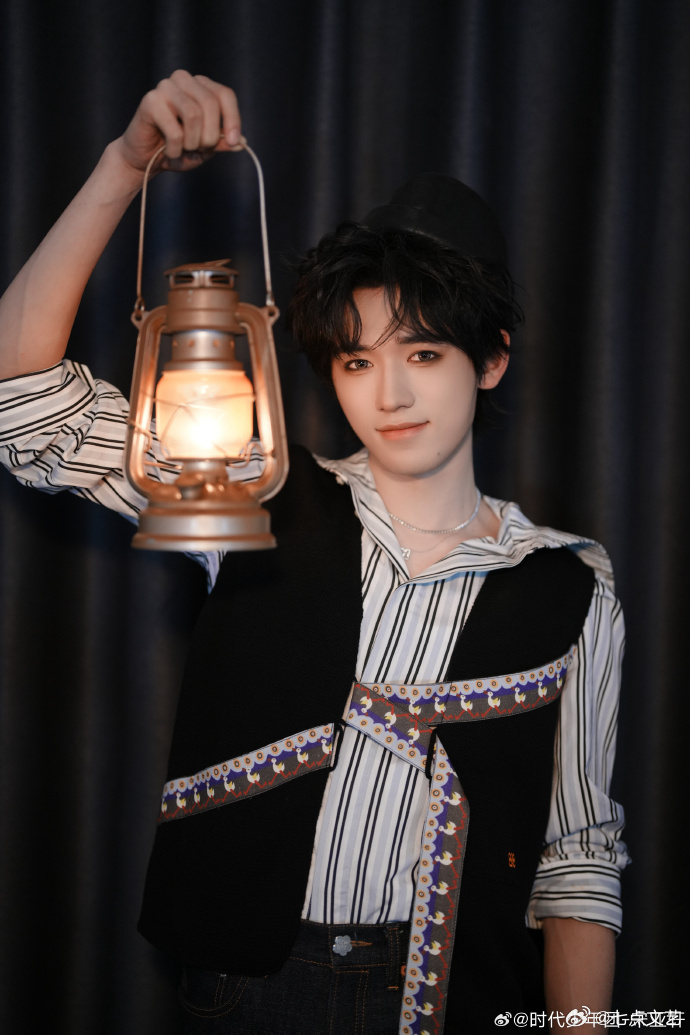 宋亚轩向小宋精灵许愿向小宋精灵许下愿望，让小神灯宋亚轩守护你的每一份期待与欢喜，