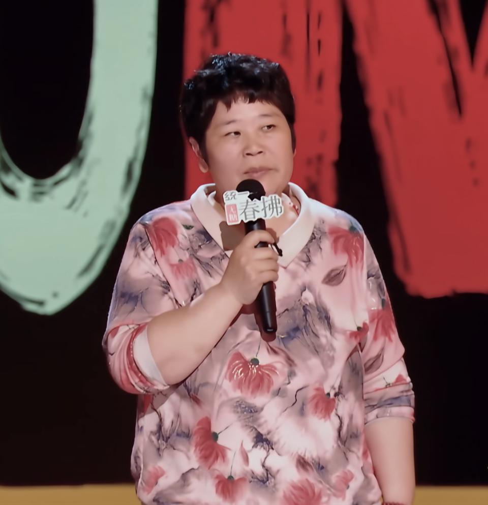全网审判，内娱又一个演员塌房了。

这次的主角，有点特殊。

她不是顶流爱豆，也