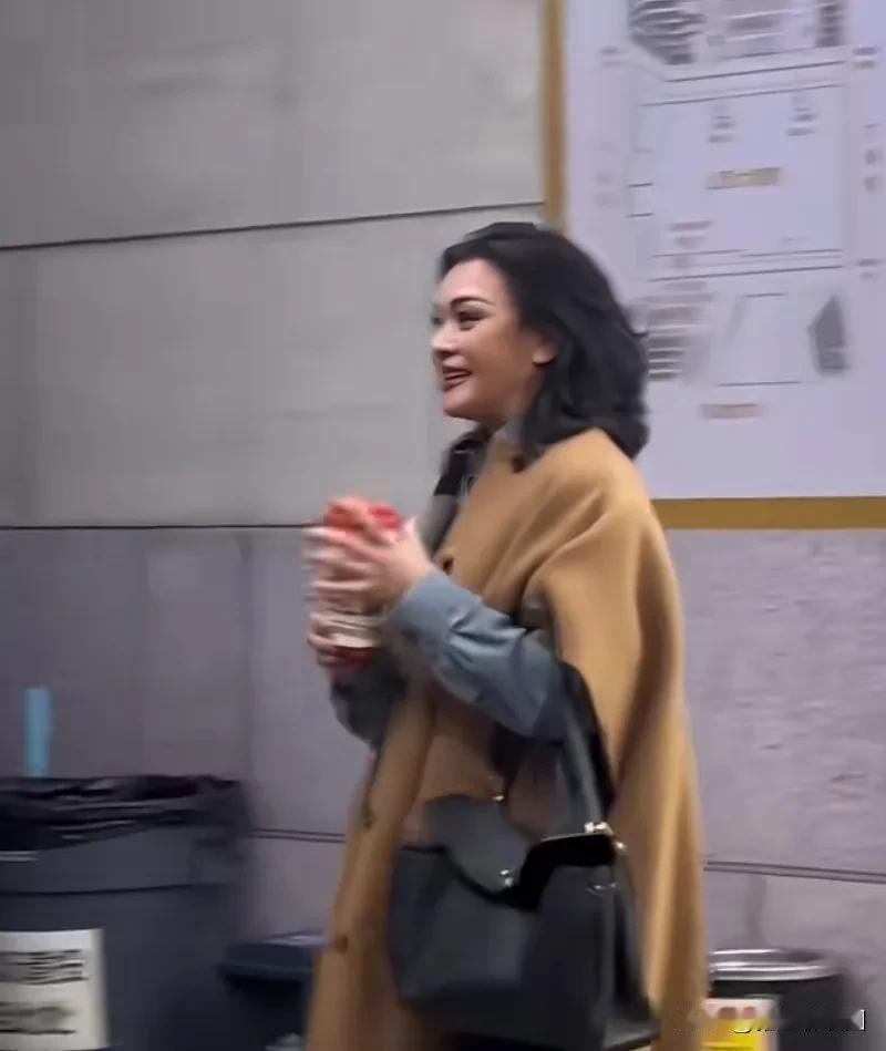 近日，61岁的昔日著名演员史可出现在大众视线，黄色大衣很显大气优雅。我小时候一直