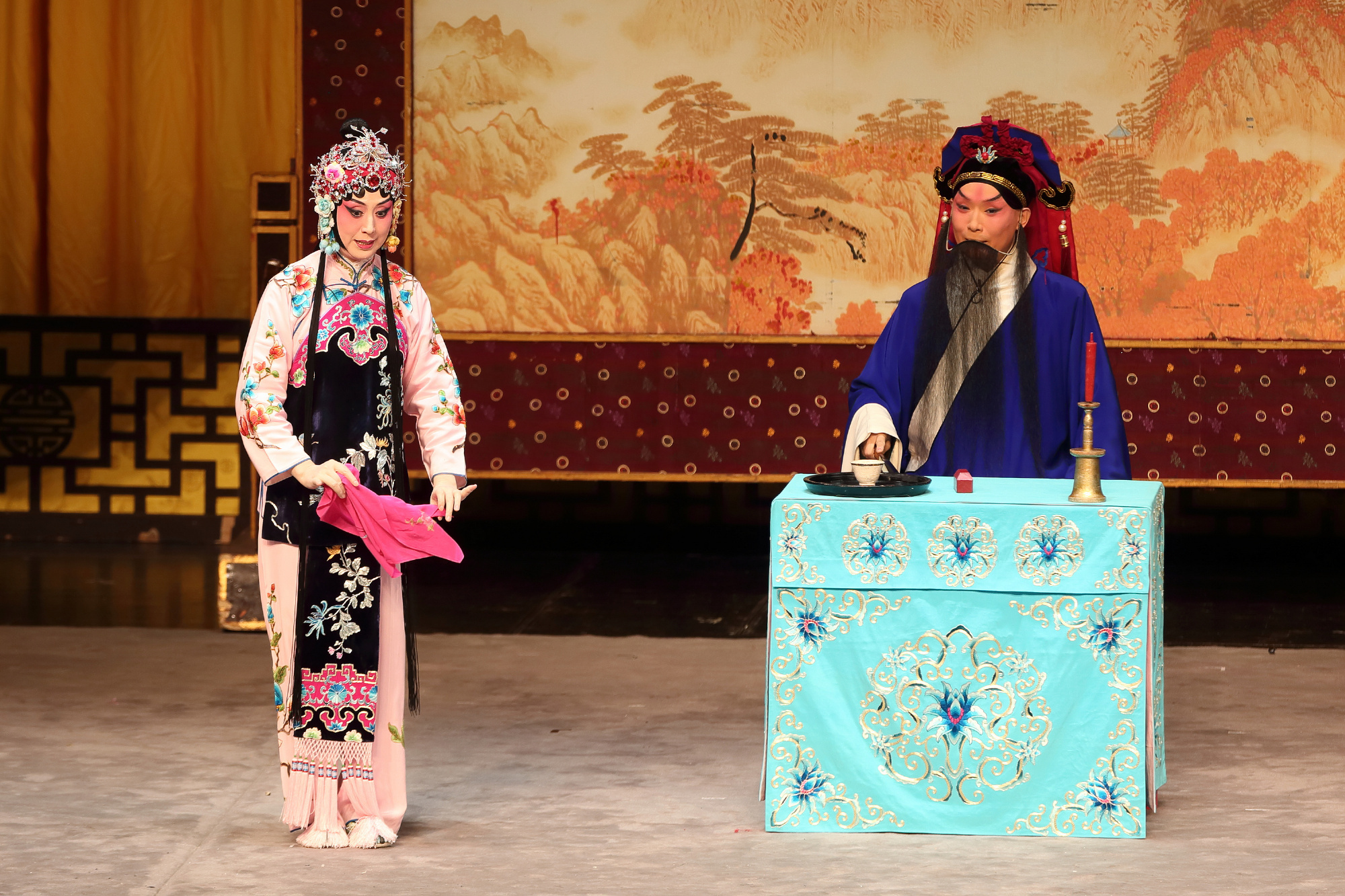 秦腔与京剧在声腔、音乐、表演风格、地域文化及舞台艺术上存在显著差异，二者代表了中