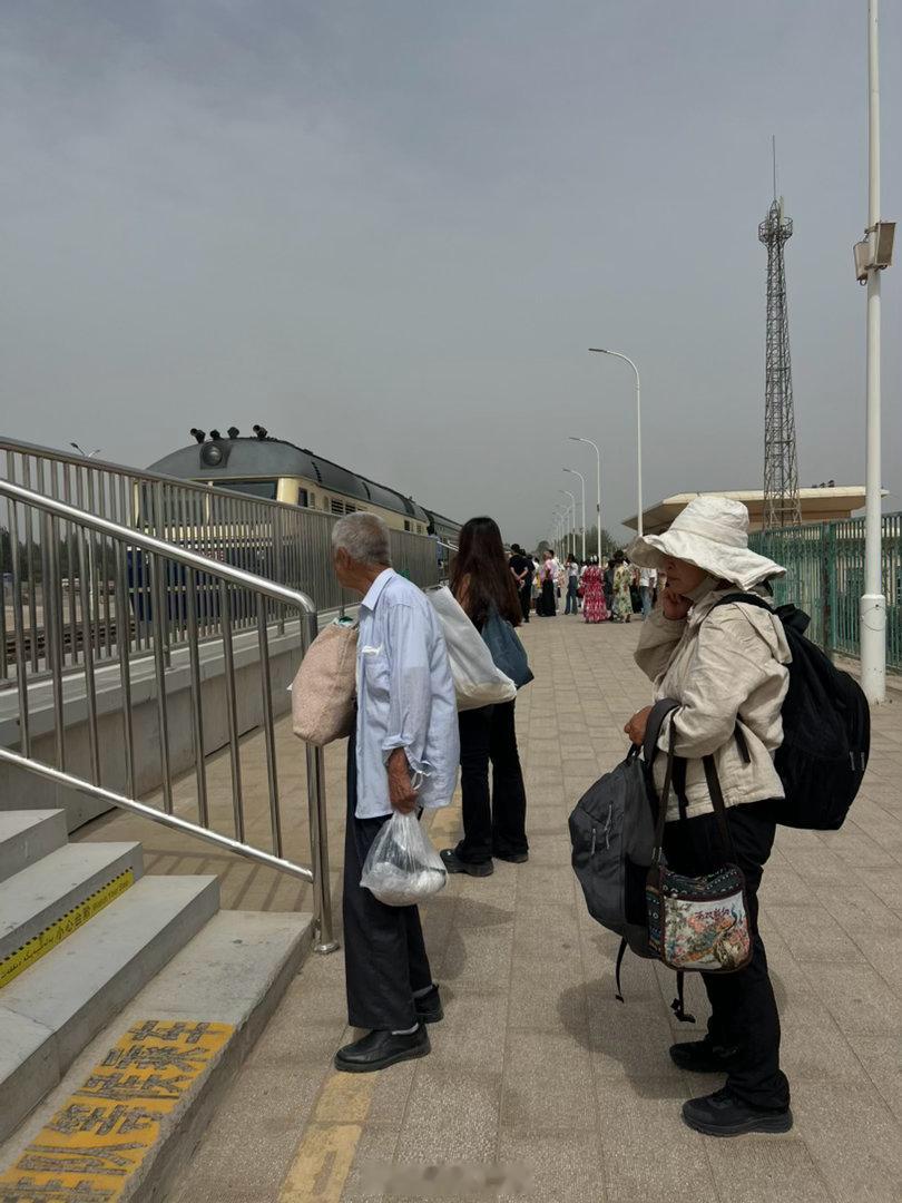 本趟旅行，第二季的最后一个城市：和田！（本趟旅行共3季）因为要在火车上度过午餐时