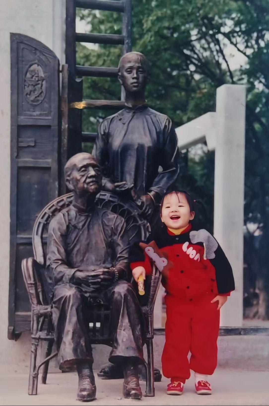 寻找20多年前在长堤路铜像拍摄的妹妹仔，这个照片大概是1998-1999年……大