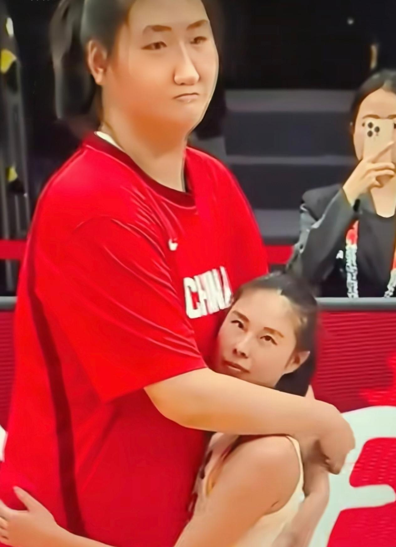 谁懂啊家人们！看女篮的花絮直接被这俩萌晕了！
        王思雨1米76，在