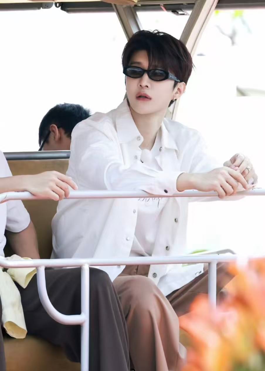 范丞丞今天是白色系清爽男大范丞丞跑男白色系造型绝了！清爽干净的男大模样，少年感满