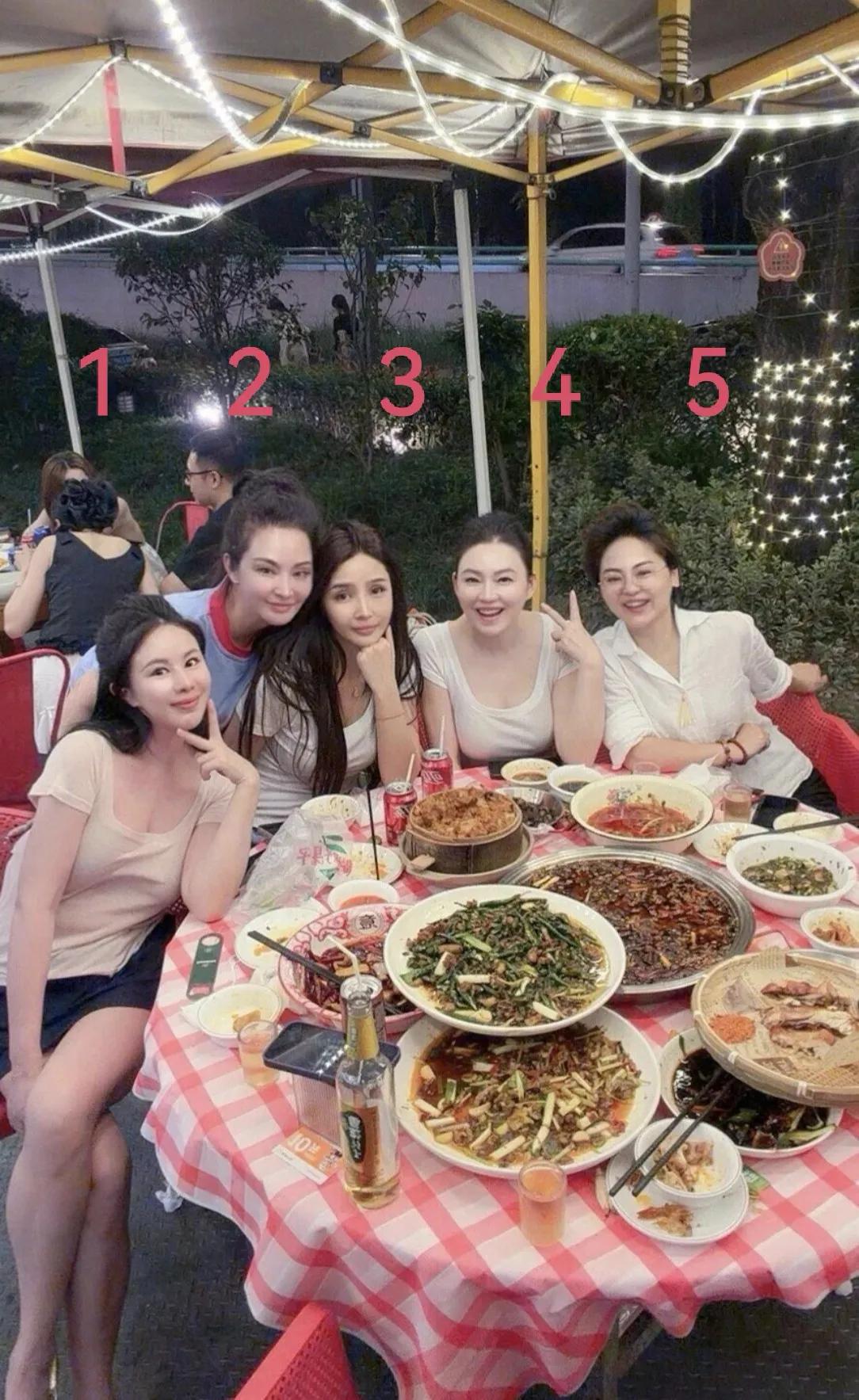 夏夜的路边摊，一桌好菜配上几位姐妹，氛围感直接拉满！五位姐姐相聚在一起，有说有笑