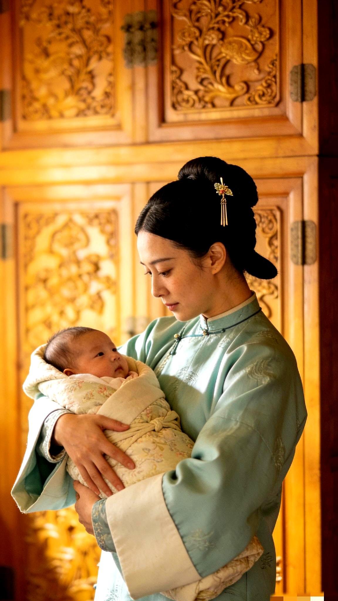 端妃那身子骨，风一吹就倒，可脑子比谁都清醒。
 
她头一个告诉甄嬛：皇后不是省油