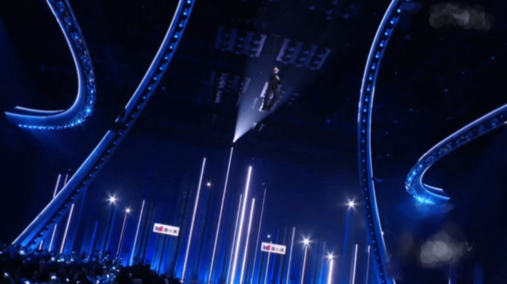 齐思钧吊威亚出场 谁懂 乘风2026刚开场就被齐思钧笑到，元老主持直接吊威亚乘风