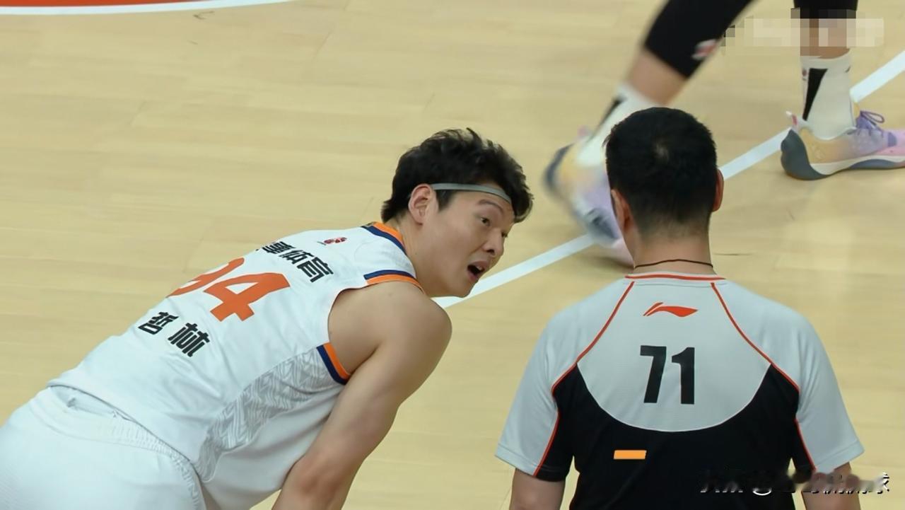 上海久事当家中锋王哲林真是太拼了！在今天上海久事客场挑战北京控股的上半场比赛中，