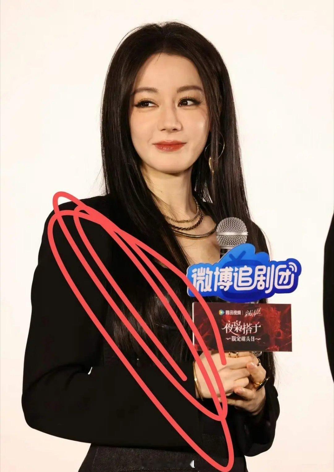 看了今天的图，我只总结出一点：迪丽热巴爱侧躺睡