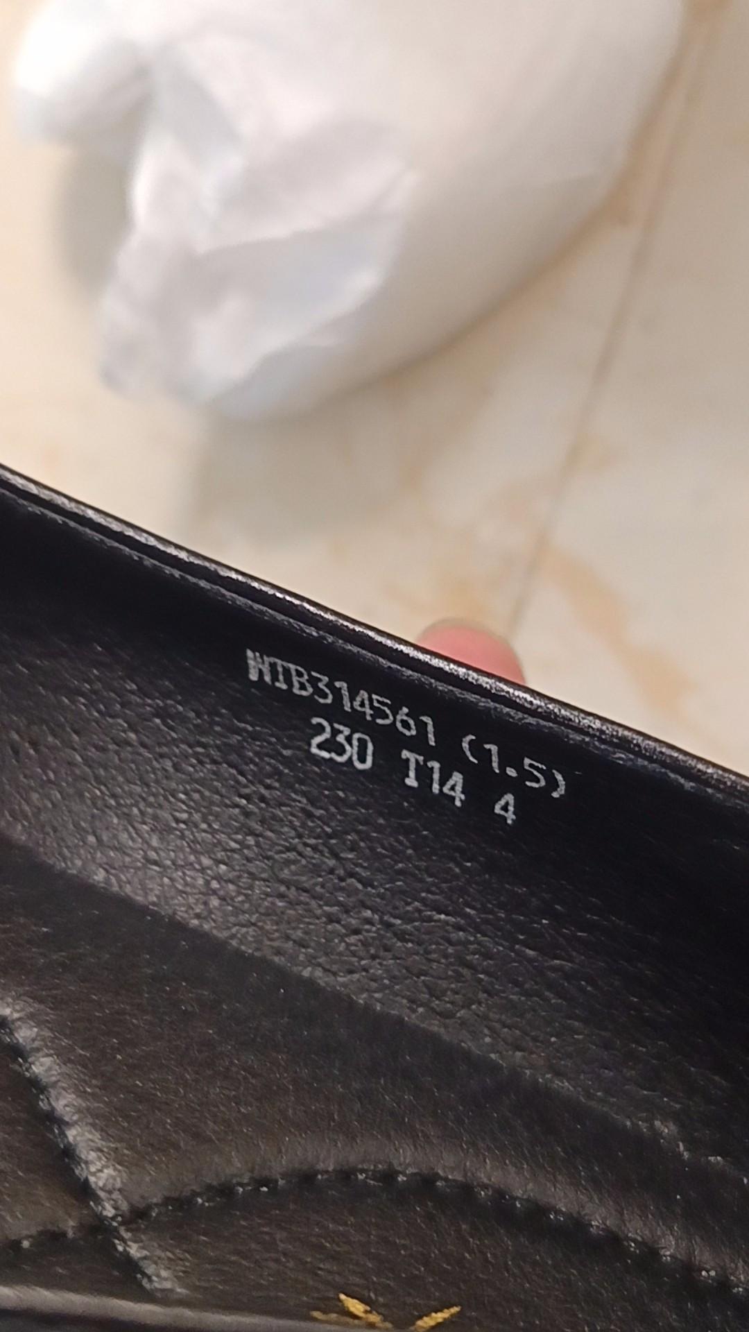 前几天在某品牌旗舰店网购了一双女士单皮鞋，收货后家人细心发现大问题。
     