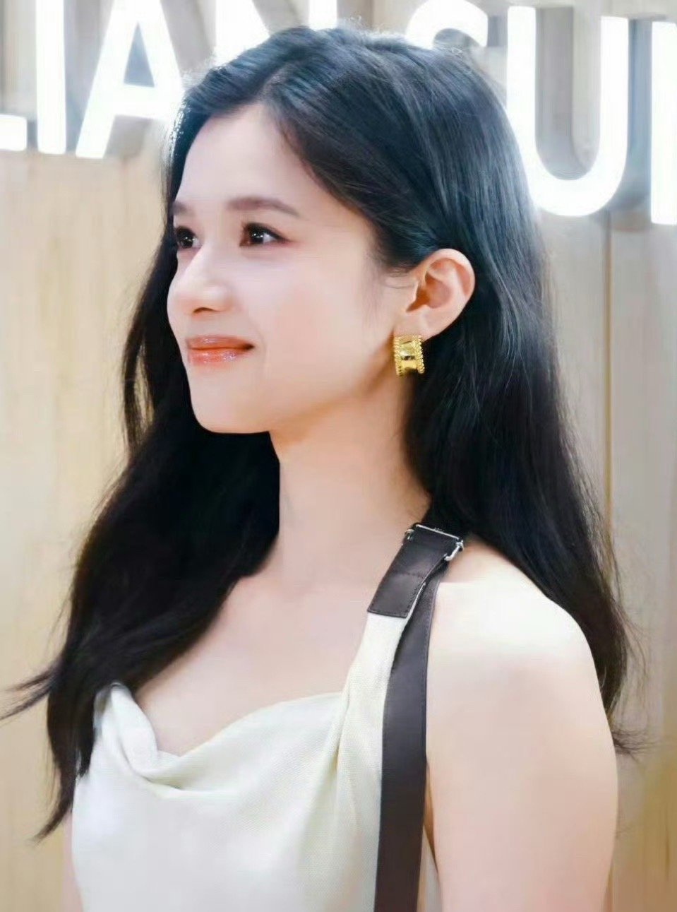 张婧仪周也线下活动周也 张婧仪今天的线下活动路透🈶～两位妹妹生图状态好美🌸?