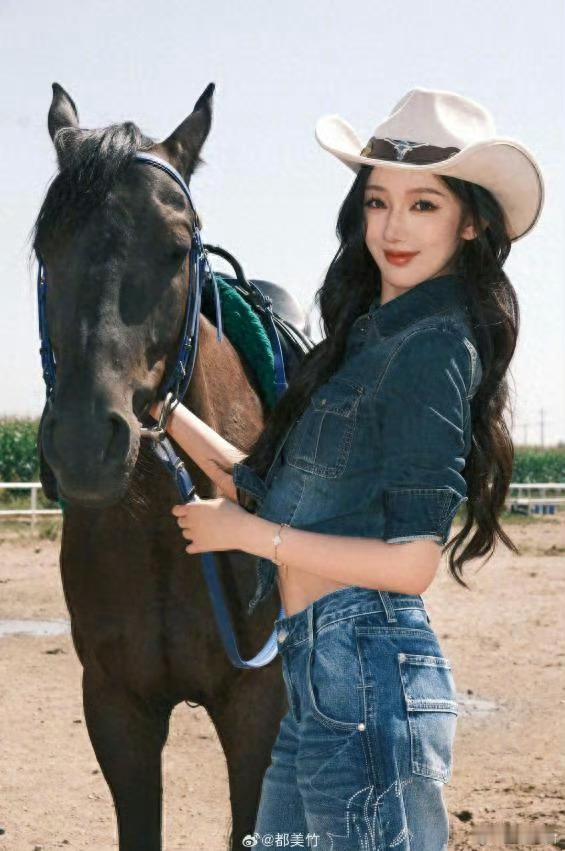 都美竹仍拒不道歉当年她站出来发声维权，无数网友共情、声援，认可她敢于揭露乱象的勇