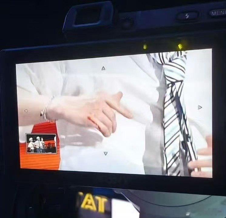 丁程鑫手被划伤丁程鑫被划伤了 有点危险啊 