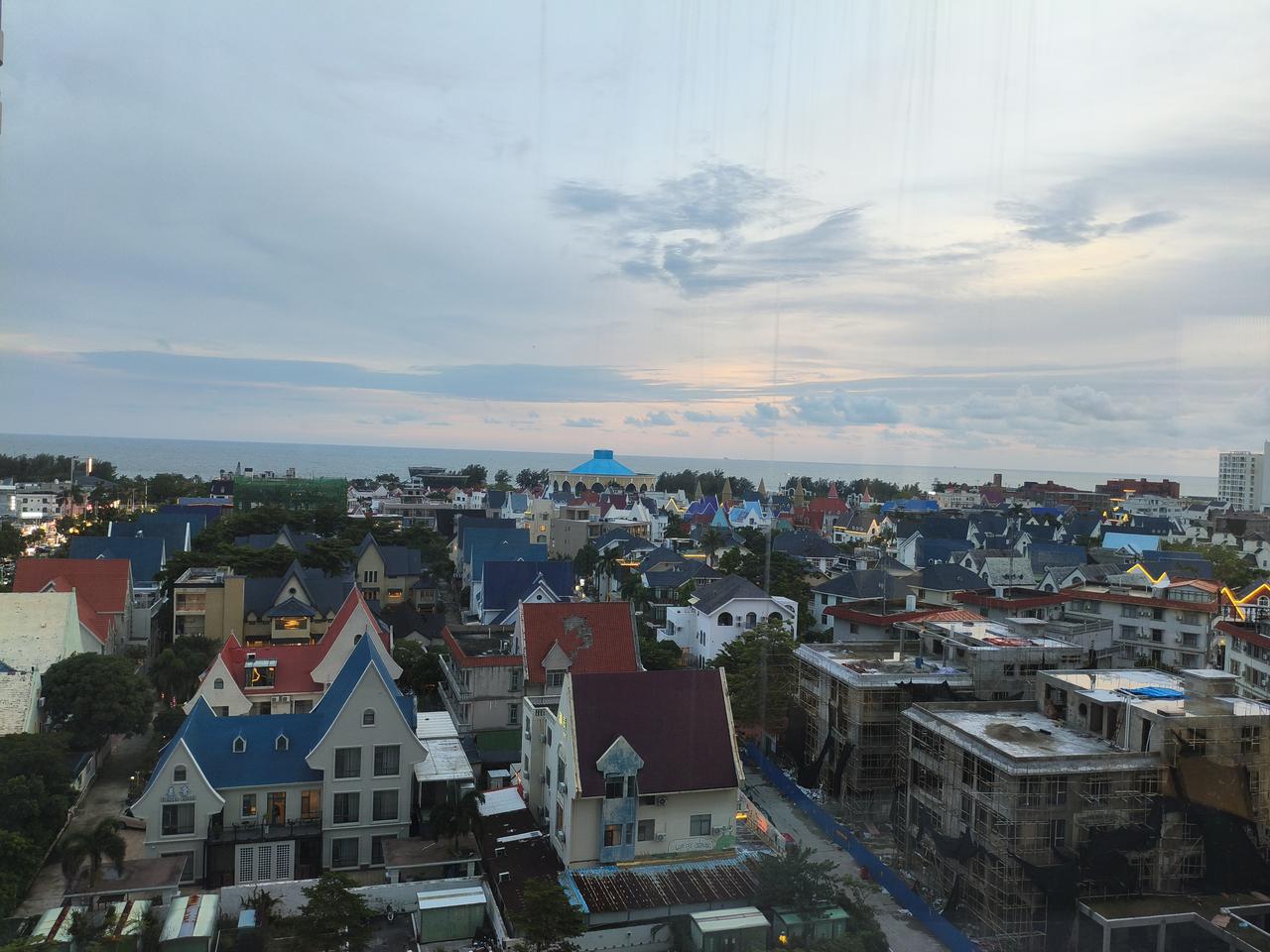 北海的住宿却是很便宜，这种落地窗，带鱼缸的海景房，200块。
