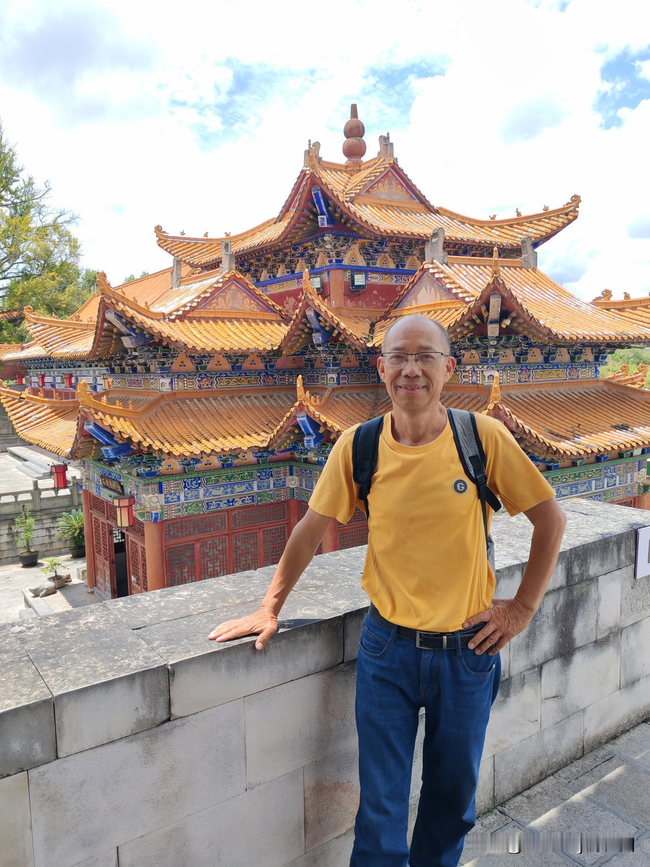 打卡安龙皇宫和试院
   开着房车慢游贵州避暑，今日驻足安龙，在当地胡老板的陪同