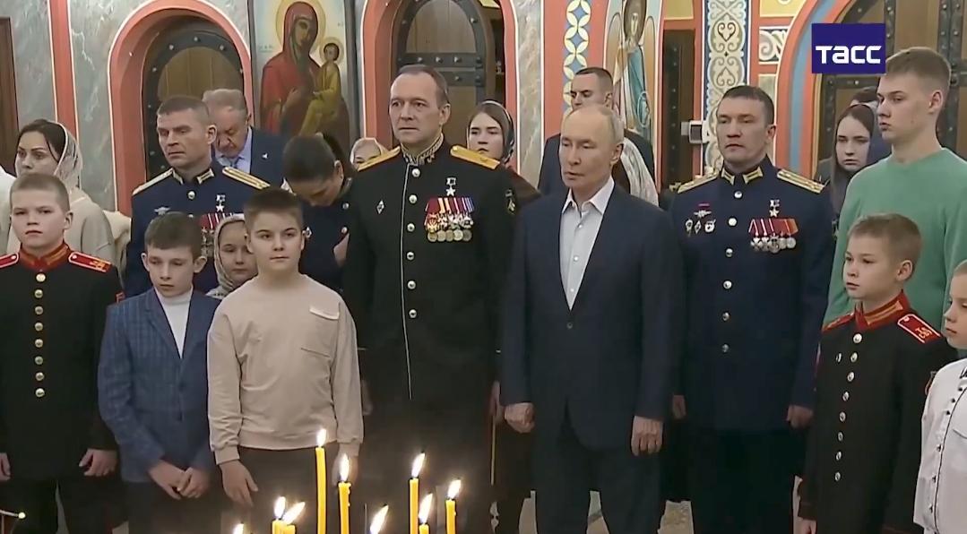 新闻快讯——俄罗斯总统弗拉基米尔·普京与军人及其家属一同，在莫斯科一座教堂出席东