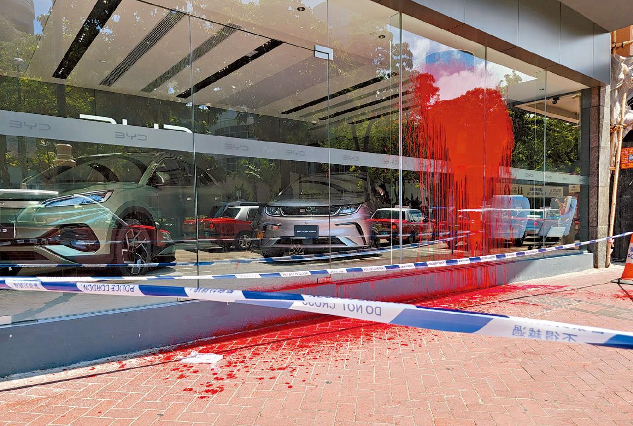 【“比亚迪香港门店遭破坏”续，港警：抓到5男1女，有黑社会背景，暂时没有证据显示
