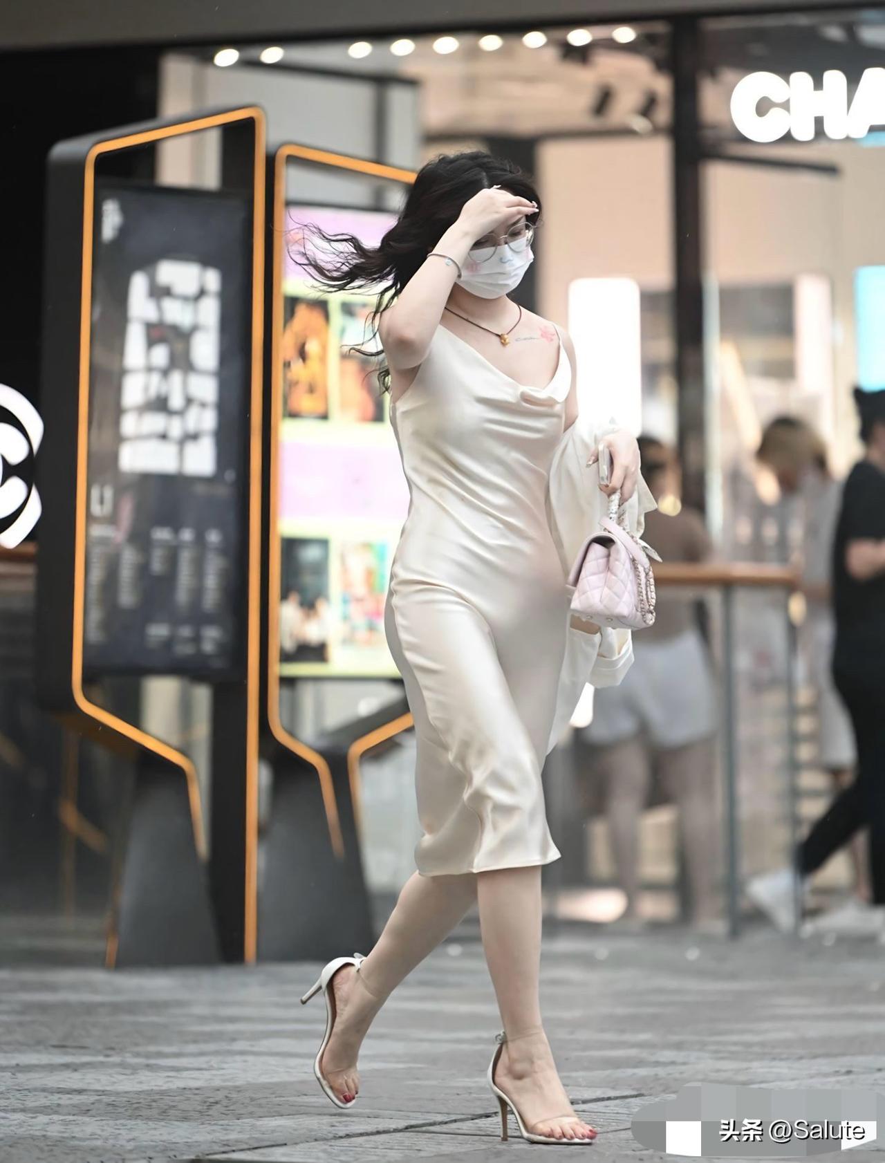 都市时尚女郎，优雅漫步在繁华街头时尚女性气质