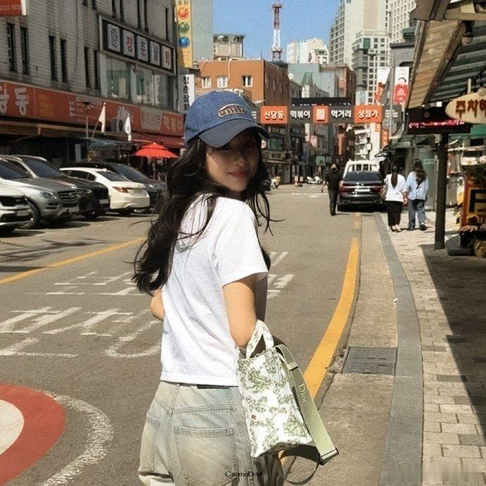 王楚然带伤驻足接收粉丝来信，尊重与温柔拉满，好好守护每一份偏爱。王楚然带伤收粉丝