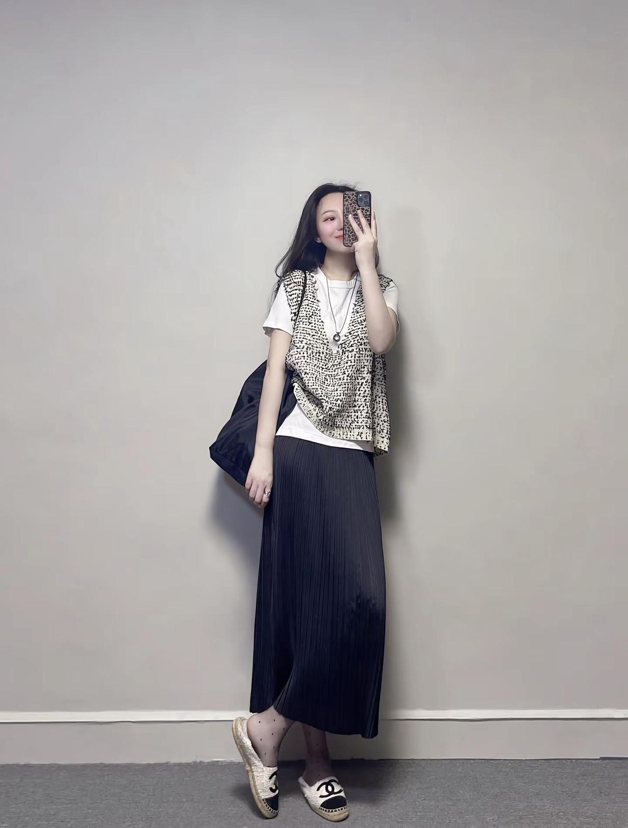 没有刻意去想你 只是在很多瞬间会想起你。温柔穿搭 初春穿搭 穿搭的尽头是极简