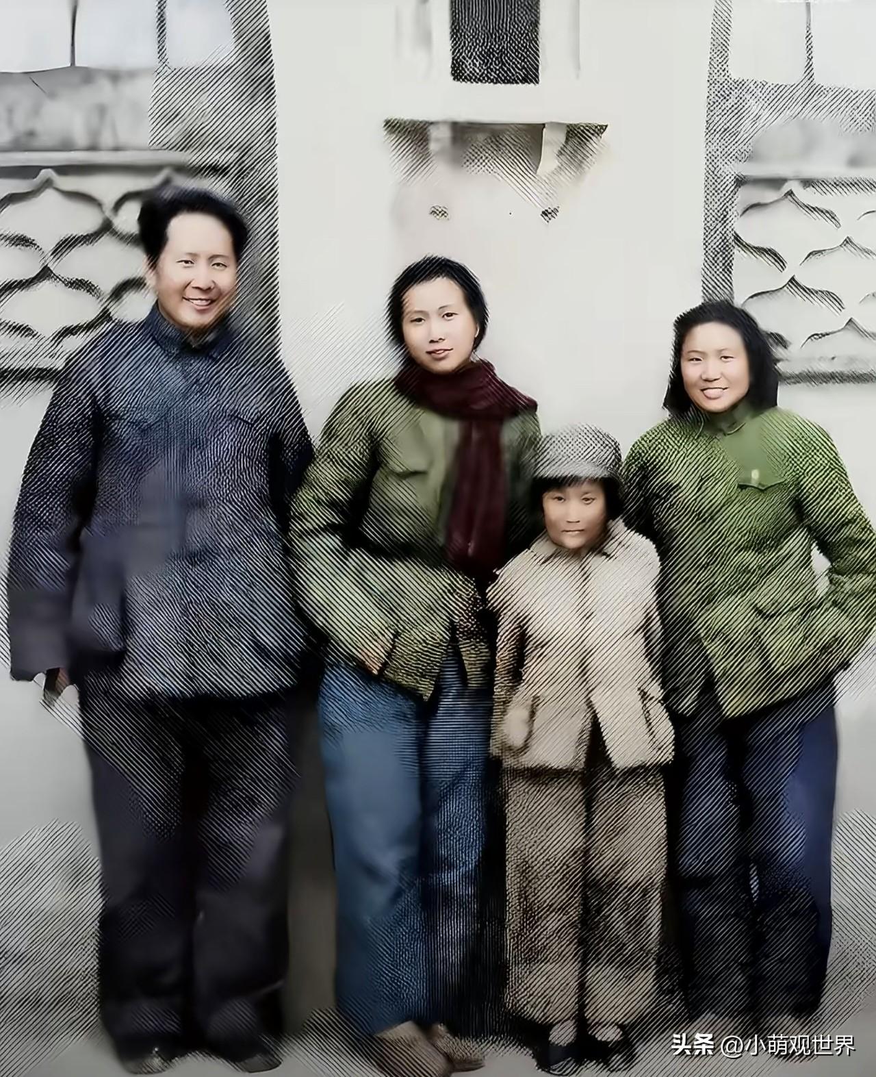 1947年延安，毛主席和夫人及蒋英合影。不久，他做了一个重大决定！
 
一张老照