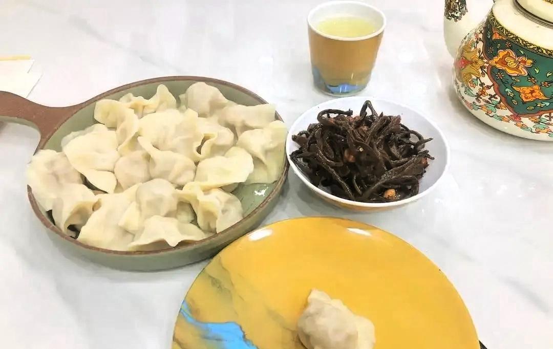 一姑娘吃完饺子忘付18块，回家才发现，立马折回店里补钱，还顺手多买了一份带走。