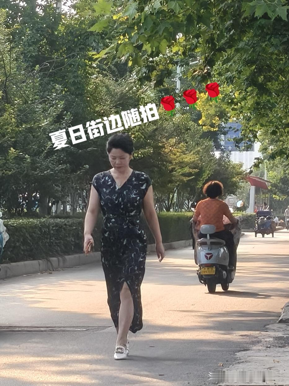 出门溜达随手拍下夏日街头，
捕捉城市美景碎片，
不用刻意的寻找景点，
路边随处都