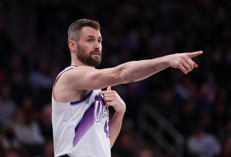 NBA常规赛，爵士130-126险胜灰熊。爵士老将乐福本场比赛稍显年轻时风采，不