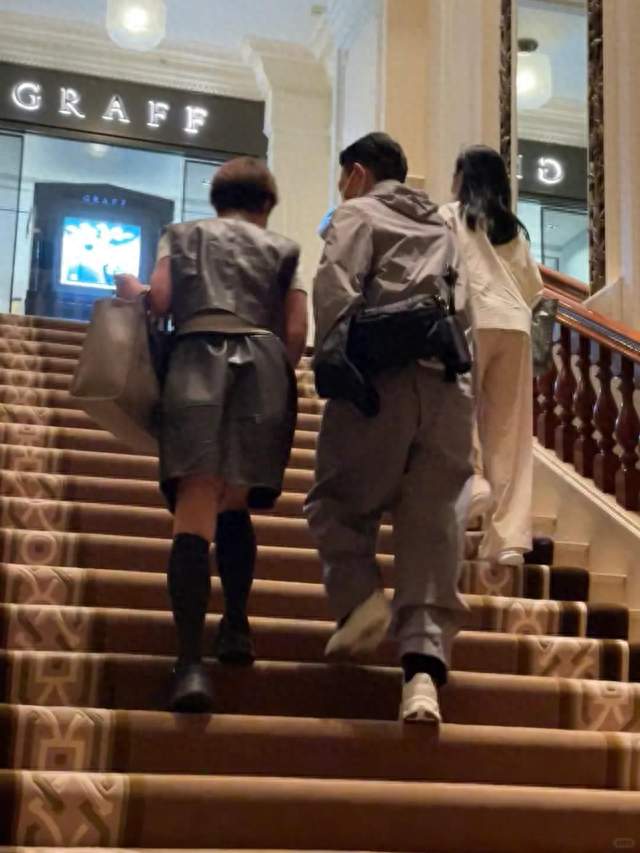 香港偶遇刘德华夫妇，朱丽倩打扮年轻减龄，体态年轻被认成女儿