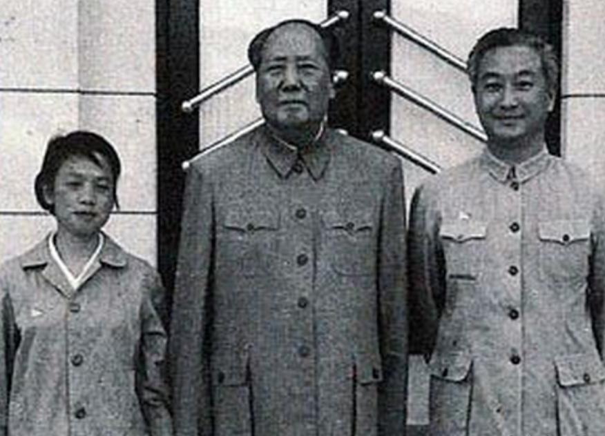 有一天，护士吴旭君很难过地对毛主席说，主席，我大概不能再在你这里工作了。毛主席问