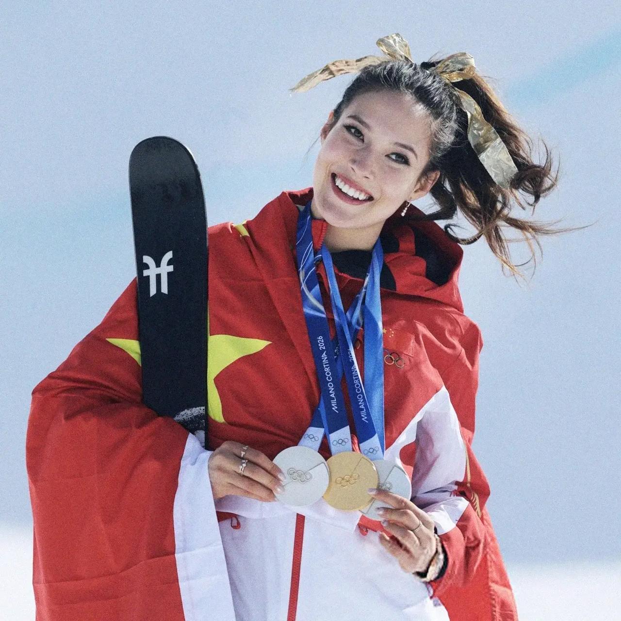 格局直接拉满！滑雪女王谷爱凌把米兰冬奥会硬核斩获的796万全部奖金一分不留，自己