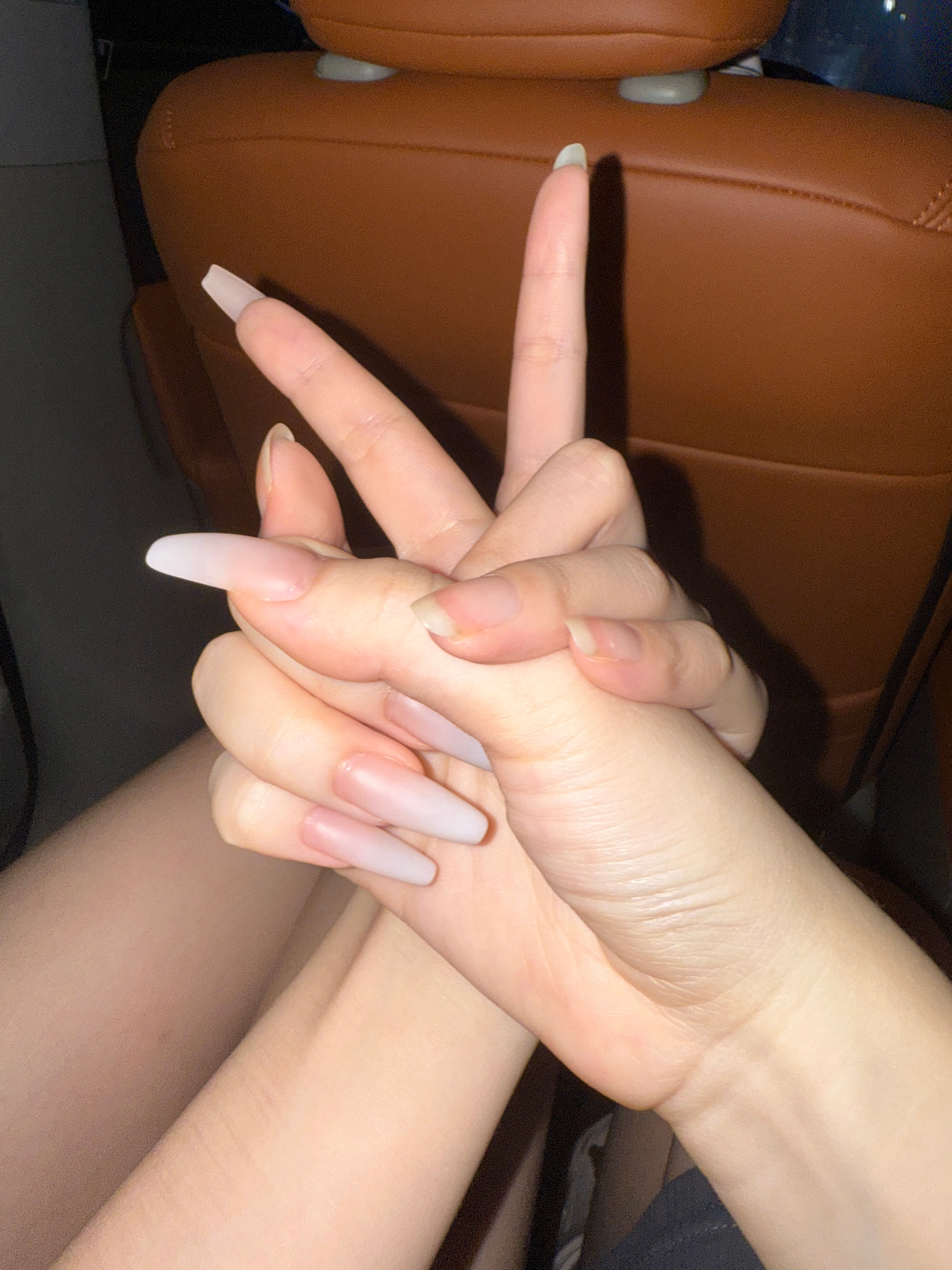 我和在床上躺了三天然后唯一合照是这两只鸡爪 