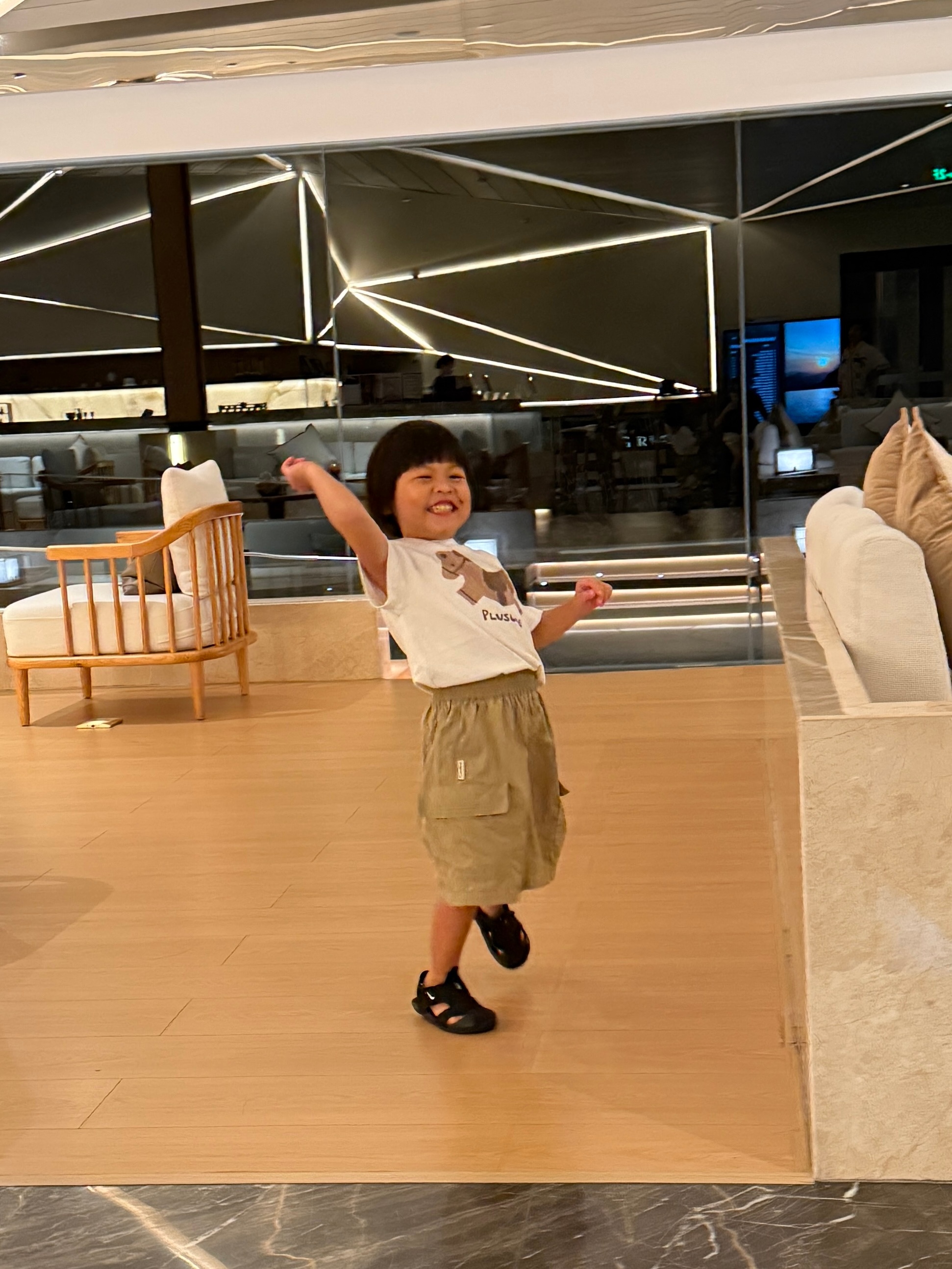 服了品牌提醒说衣服穿反了（旅蛙穿的 