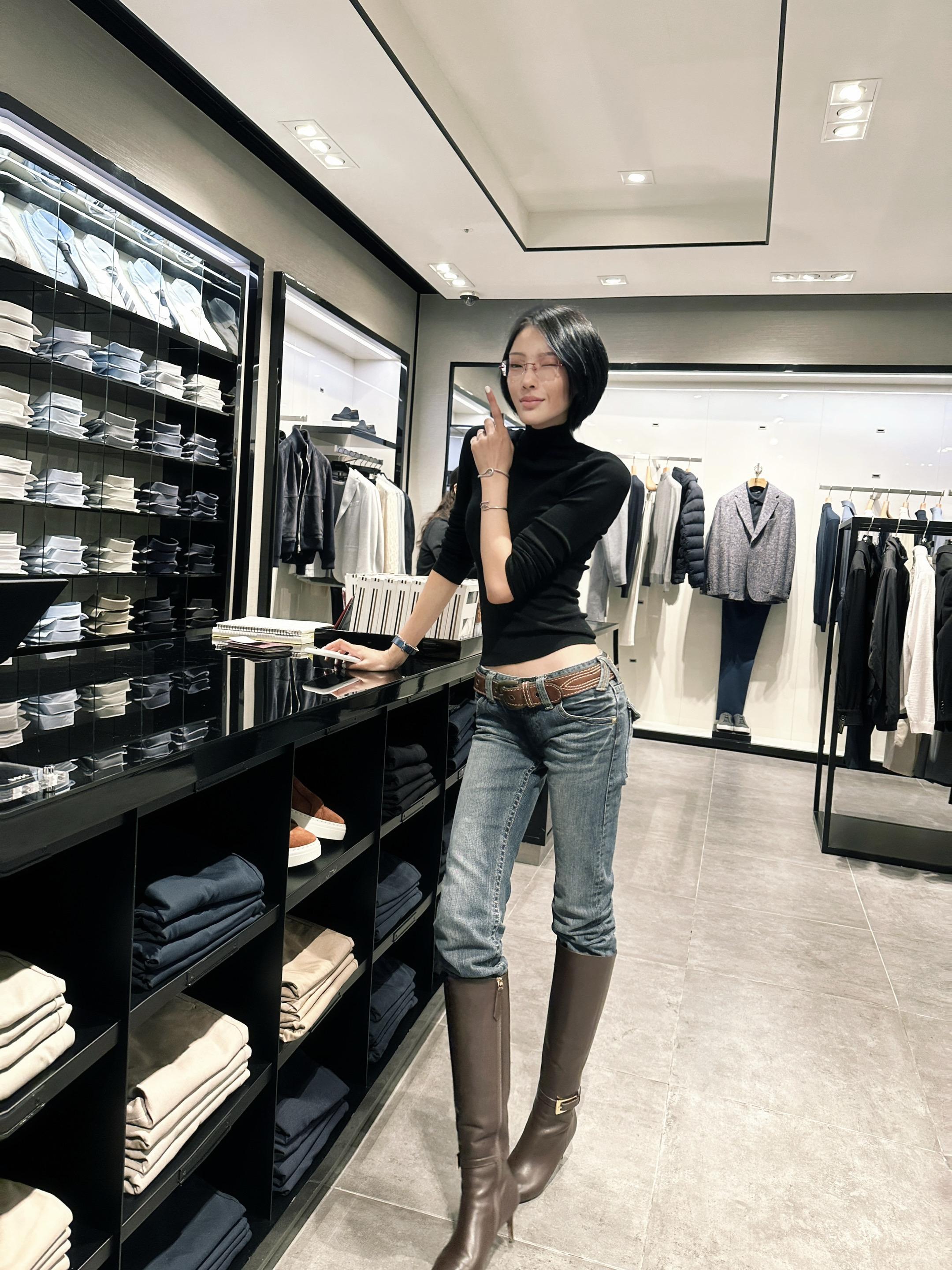 因为太显眼，我尽管迟到也反而显得场子更热闹。