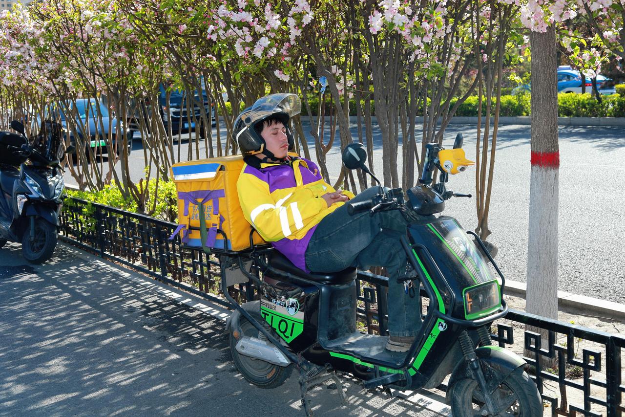 摄影约拍跟拍原创原图直出照片街头骑手风采 安全骑行头盔必须戴 骑手在路上 向为生