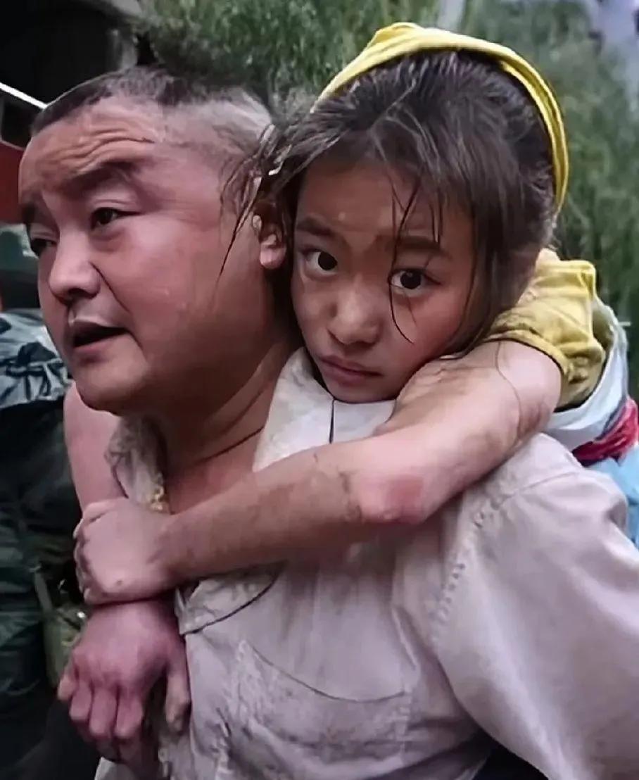2008年，汶川地震中，一11岁女孩被埋在废墟下十几个小时，生存的机率很小。但她