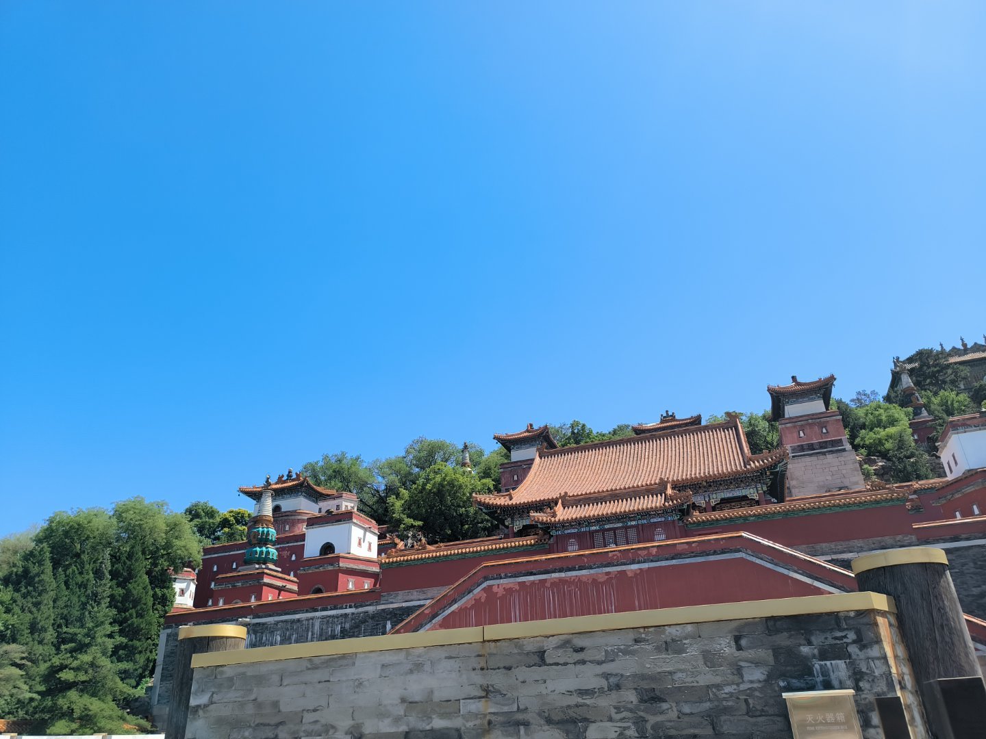 给大家看一下，北京平时都是蓝天白云，天特别蓝。可是每次有阅兵或者重要事情就阴天或