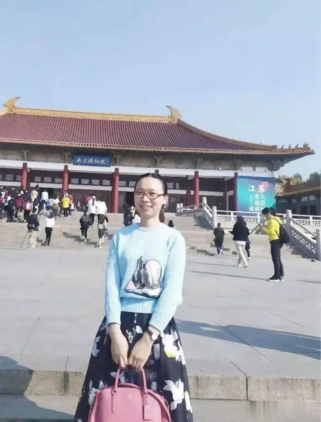 仔细看苟主任，虽然谈不上漂亮，但眉宇间充满着灵气(图1)，应了那句“情人眼里可以