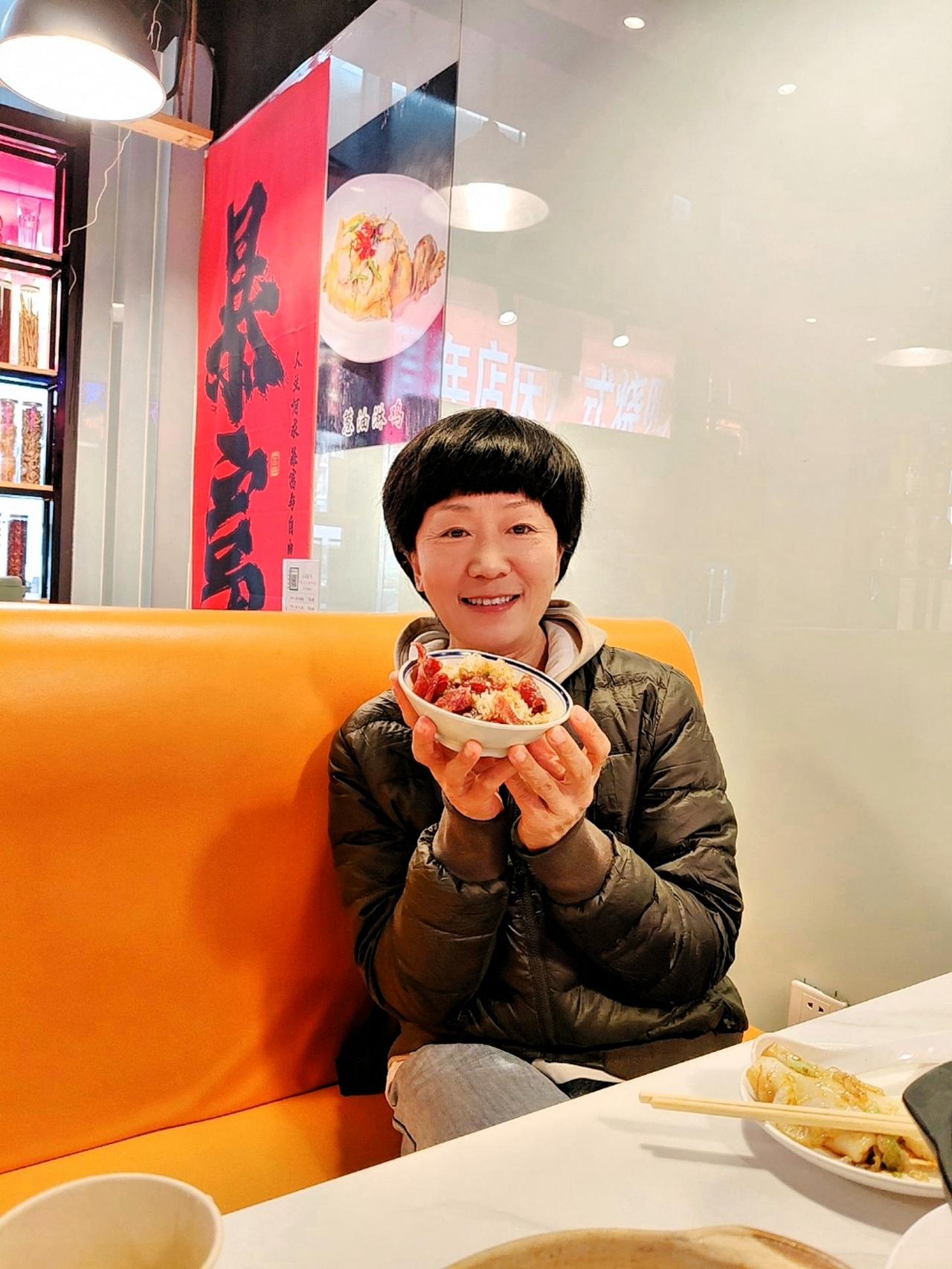 昨天和一位单身朋友语音聊了近两个小时。
她和我一样，离婚多年，和前夫各自安好。