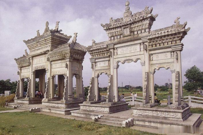 【梅溪牌坊】梅溪牌坊位于前山镇梅溪村，建于清光绪十二年（1886年）和十七年。现