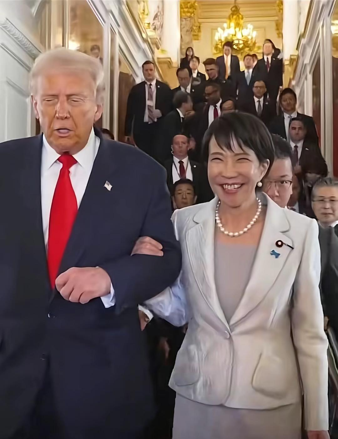 我叫早苗，我叫川普，
我七十一，我七十五，
我做过鸡，我有点虎，
我们生的儿子叫