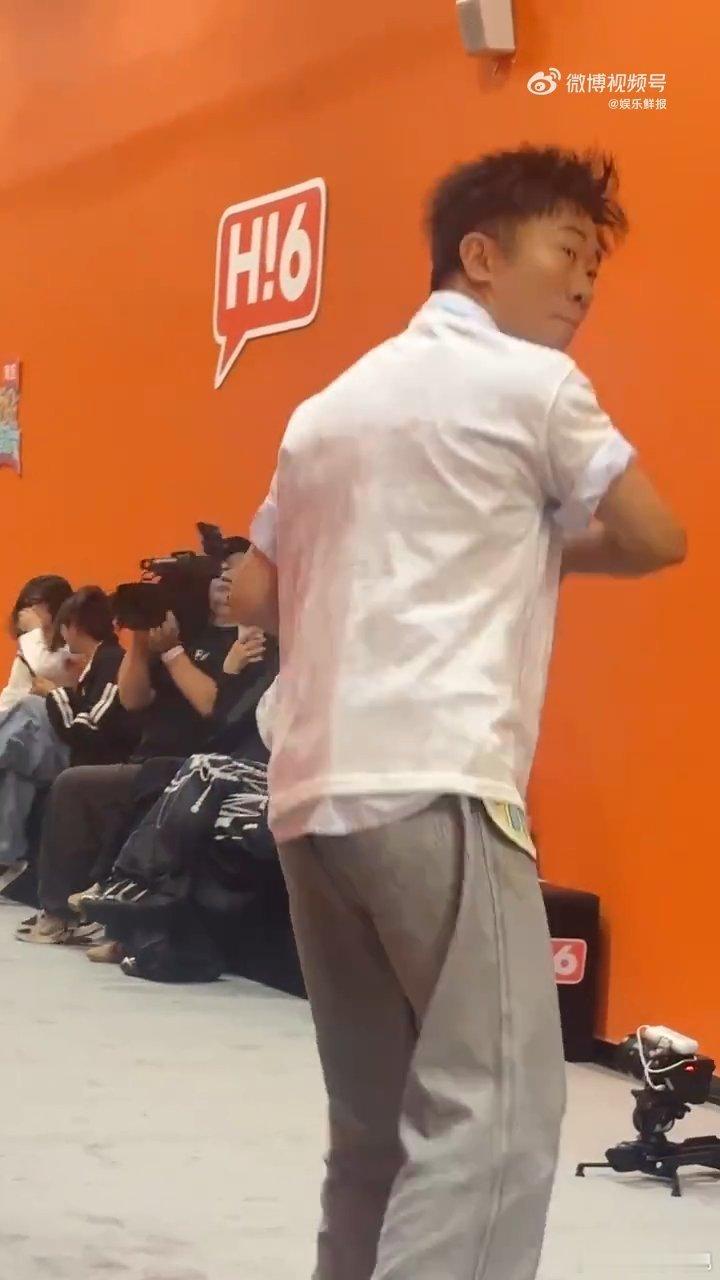 杨迪走秀基础饭撒就不基础 谁懂啊！杨迪走秀又萌又疯，跳舞+撒糖一套流程超丝滑，完