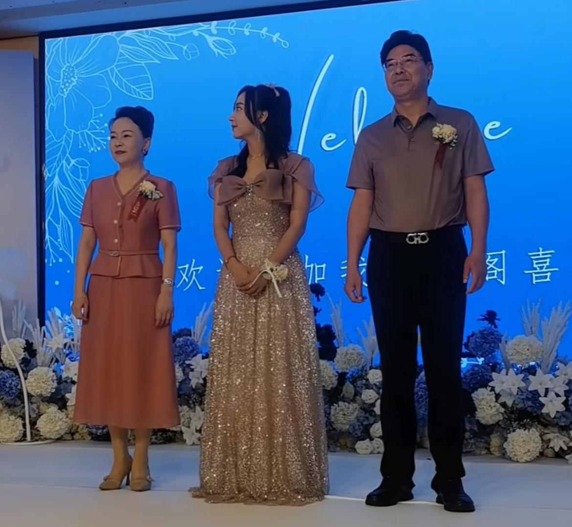 网红书记兰英的女儿这么大了才出嫁啊？
兰英因担任蓝海书记，且经营自己的视频账号，