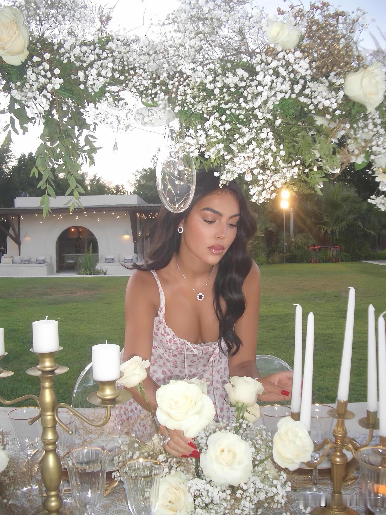 C罗未婚妻这生活谁不羡慕！
谁看了不感叹乔治娜的日子像偶像剧女主！

一身温柔粉