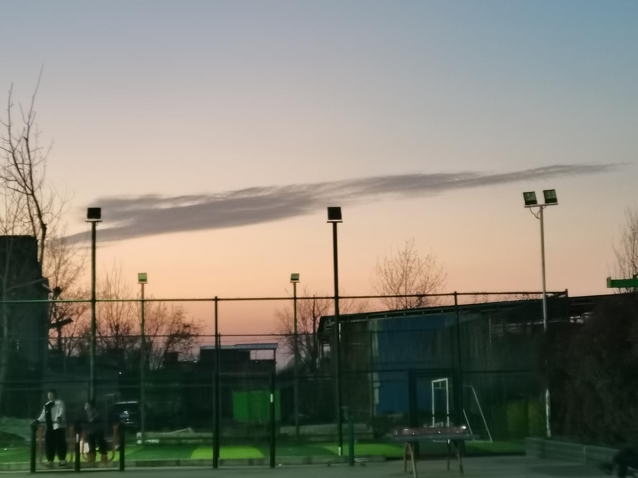 霞映天边红胜火，云似游龙绕傍山，光影流转如画间。