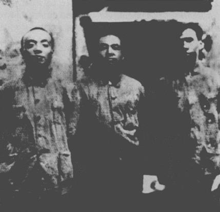 1937年8月初，刘少奇(右)在抗日前线同彭德怀(中)、杨尚昆合影