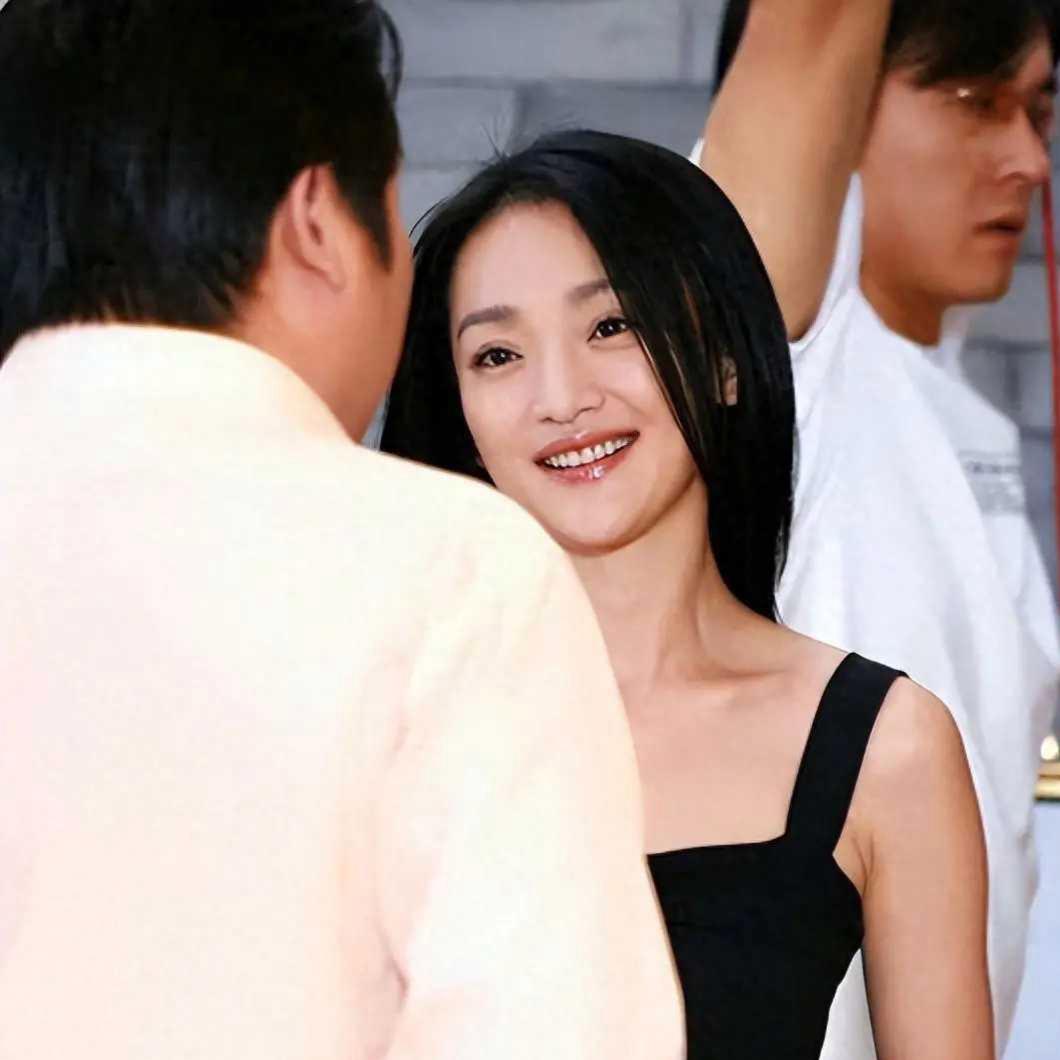 周迅，1974年生于浙江衢州，华语演员兼歌手。

1991年凭《古墓荒斋》出道，